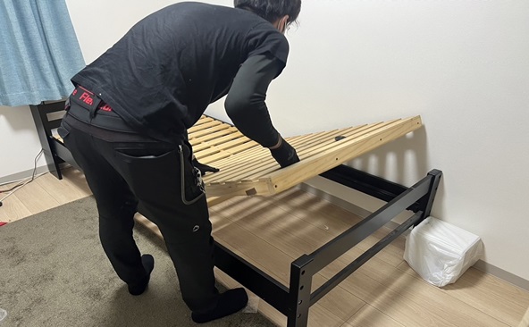 「階段作業やエアコン取り外しも！退去時の不用品を一括回収しました」作業写真
