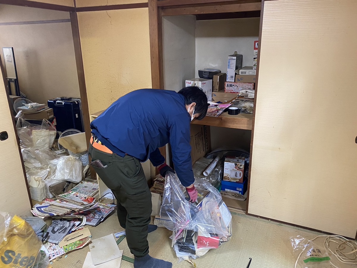 「大型家電や家具が残る遺品整理を、丁寧に対応いたしました」作業写真