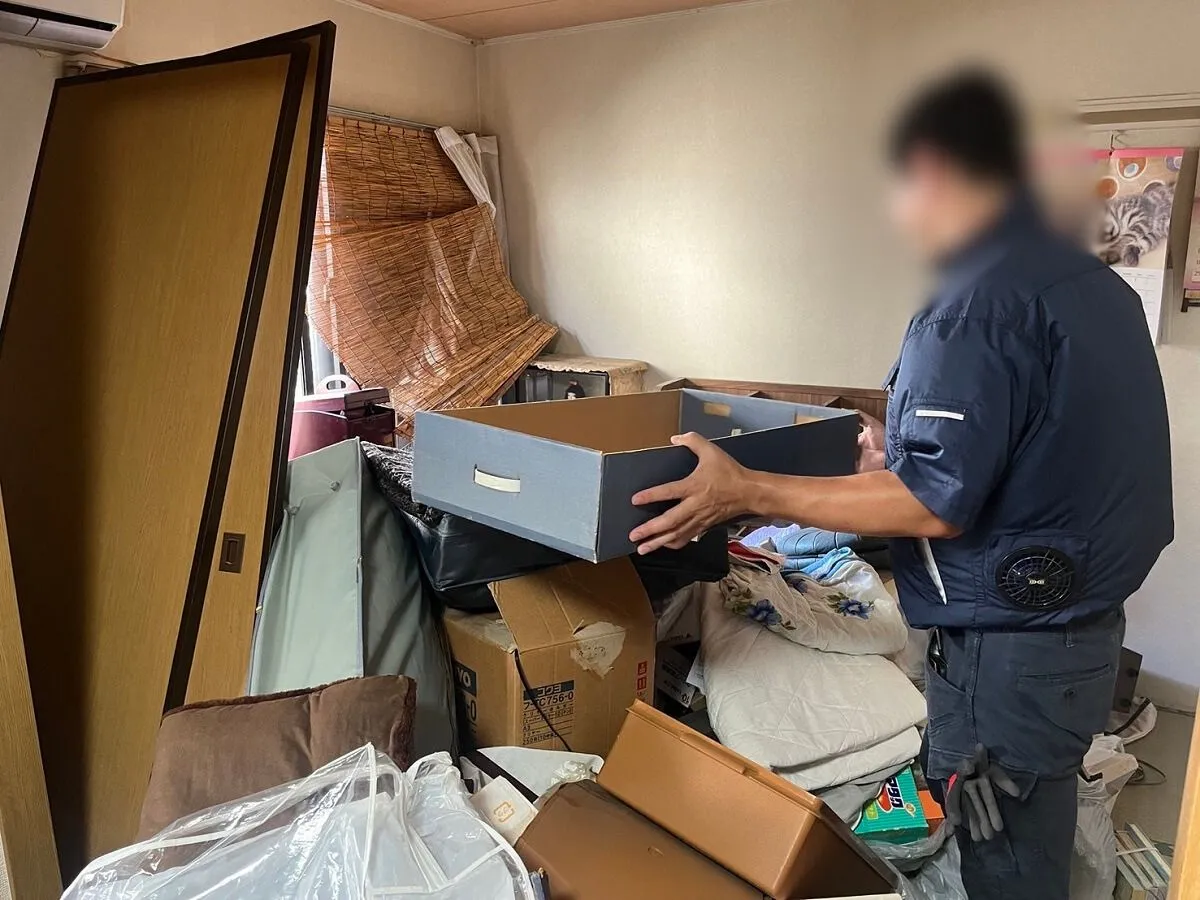 「2LDKのマンションから棚・座椅子・生活ごみなどを片付けさせていただきました」作業写真