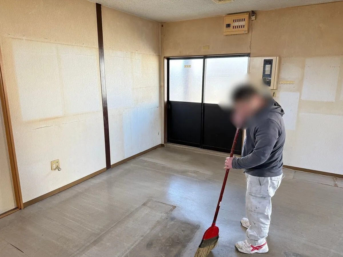 「事務所で使用されていた棚や机、什器などを回収いたしました」作業写真