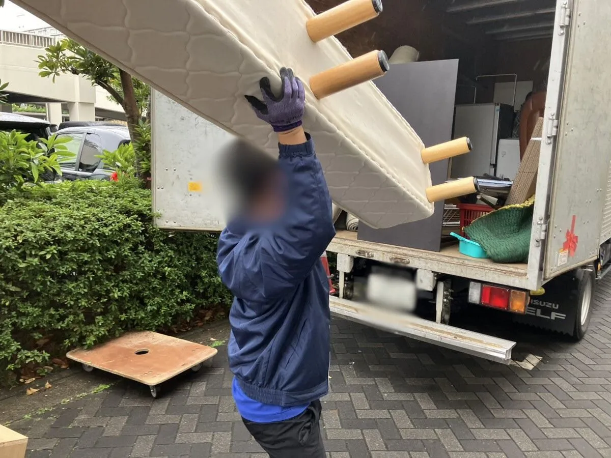 「1LDKのマンションのお部屋から長椅子を回収させていただきました」作業写真
