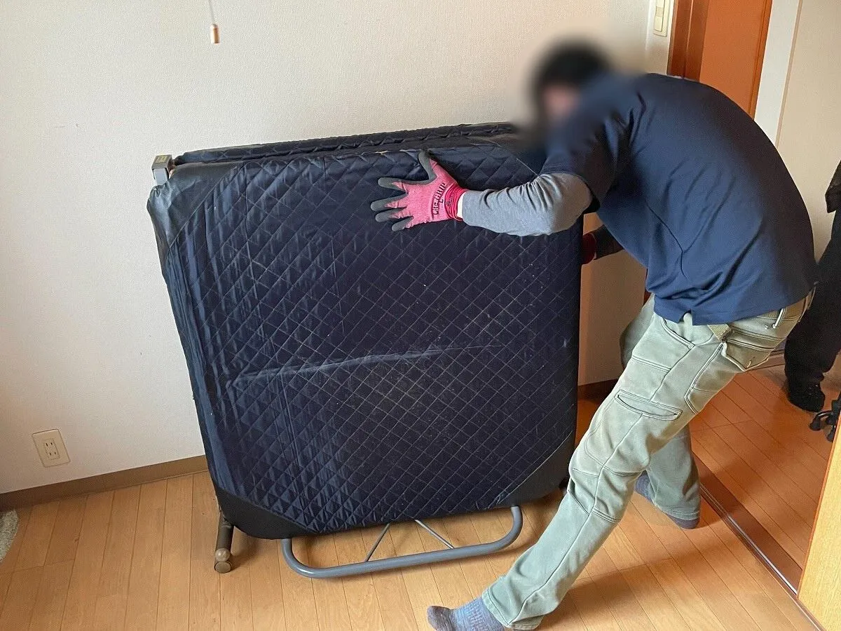 「2DKのマンションのお部屋から折りたたみベッドを回収させていただきました」作業写真
