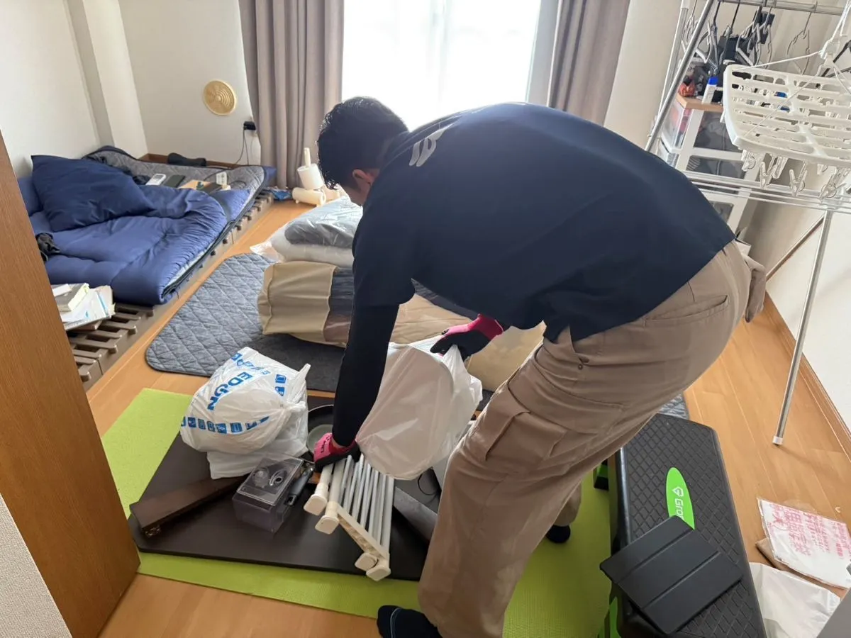 「2DKのマンションのお部屋から布団などを回収させていただきました」作業写真