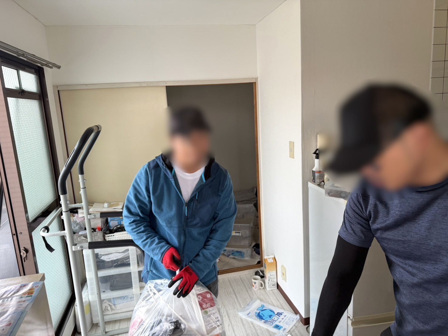 「マンションのお部屋に残された日用品や家電、布団などを回収しました」作業写真