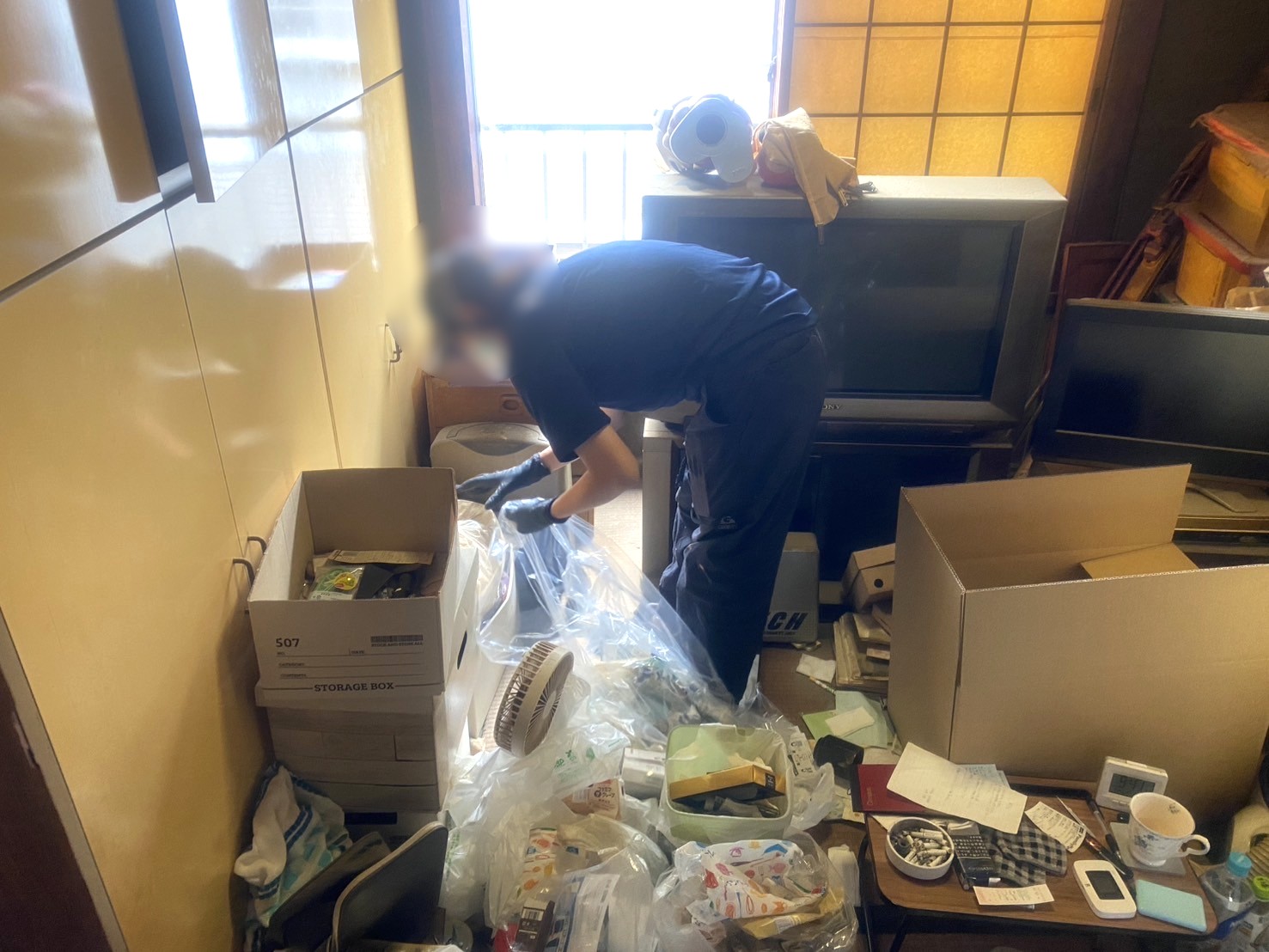 「テレビや本棚、タンス、衣類、燃えるゴミなどをまとめて回収しました」作業写真