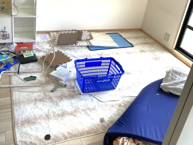 「3LDKのアパートのお部屋からベッドや棚、カーペットなどを回収しました」作業写真