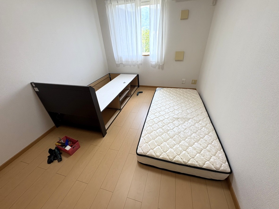 「引越しに伴い新居で使用しないベッドなどを回収しました」作業写真